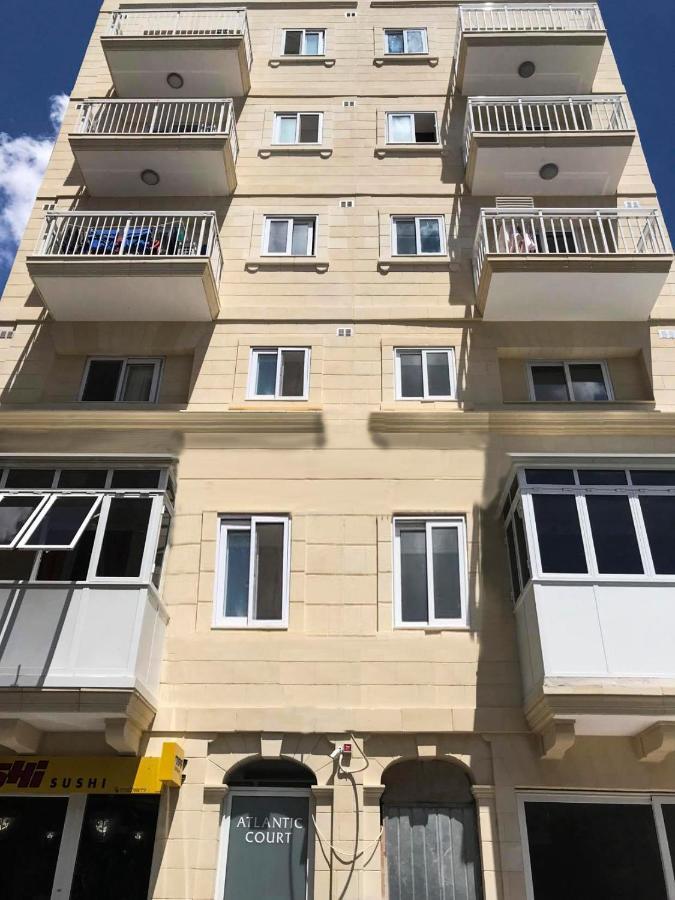 F11 Room 3, Private Room Two Single Beds Shared Bathroom In Shared Flat Msida Luaran gambar