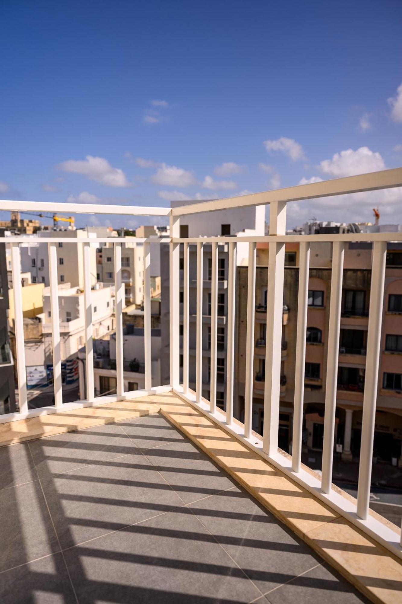 F11 Room 3, Private Room Two Single Beds Shared Bathroom In Shared Flat Msida Luaran gambar