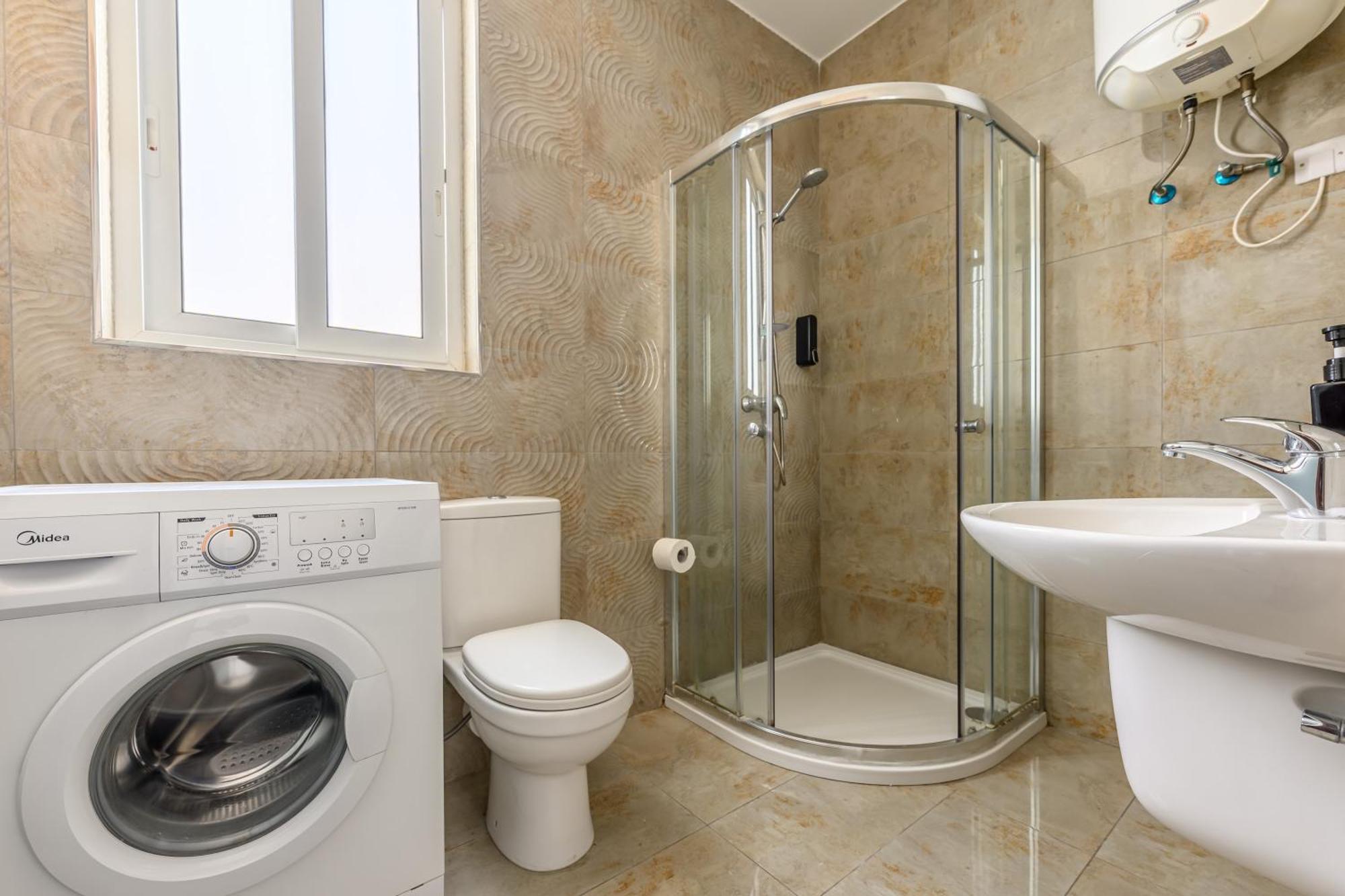 F11 Room 3, Private Room Two Single Beds Shared Bathroom In Shared Flat Msida Luaran gambar