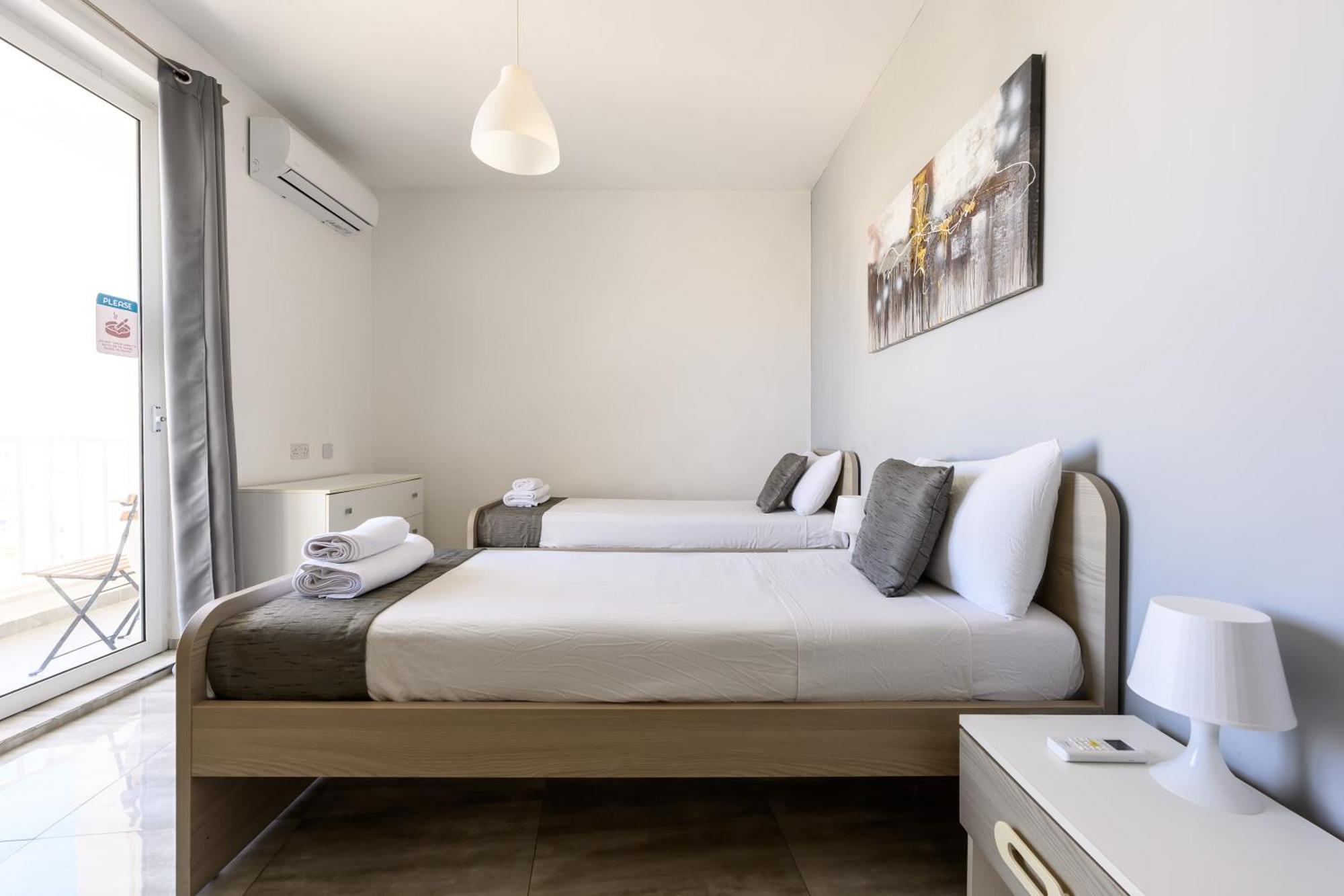 F11 Room 3, Private Room Two Single Beds Shared Bathroom In Shared Flat Msida Luaran gambar