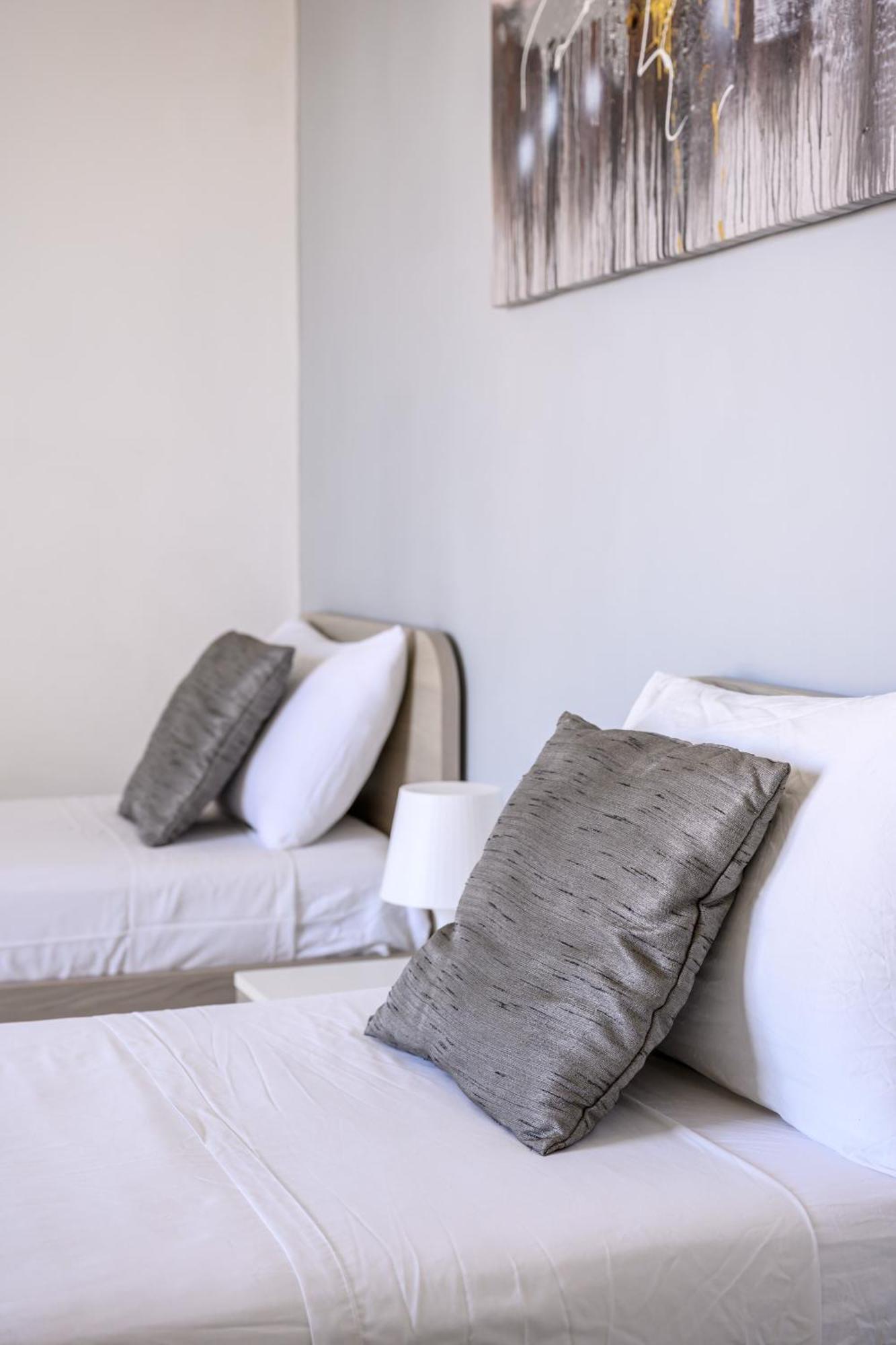 F11 Room 3, Private Room Two Single Beds Shared Bathroom In Shared Flat Msida Luaran gambar
