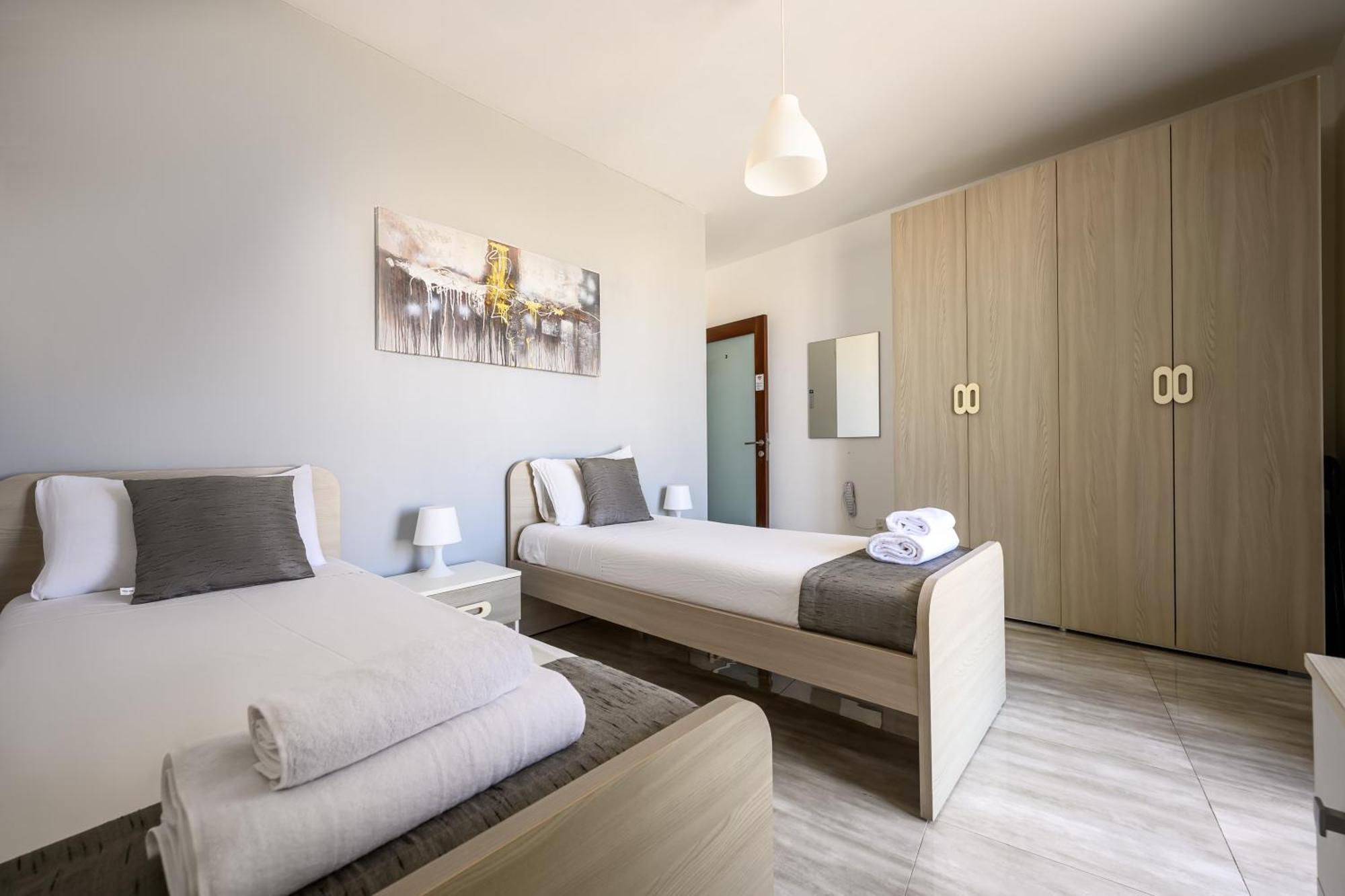F11 Room 3, Private Room Two Single Beds Shared Bathroom In Shared Flat Msida Luaran gambar