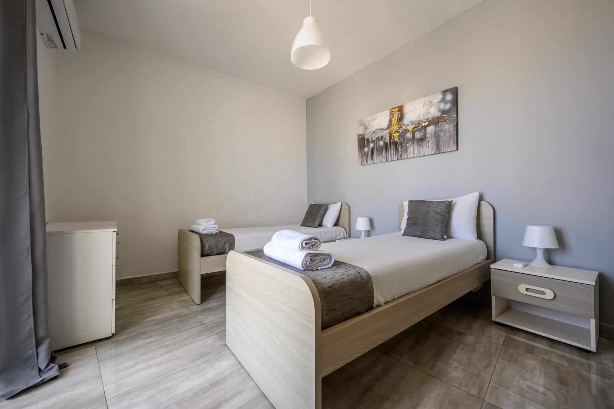 F11 Room 3, Private Room Two Single Beds Shared Bathroom In Shared Flat Msida Luaran gambar
